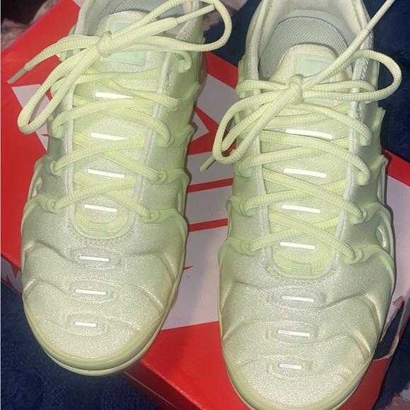 Women’s vapor max plus size 7 - Picture 2 of 4